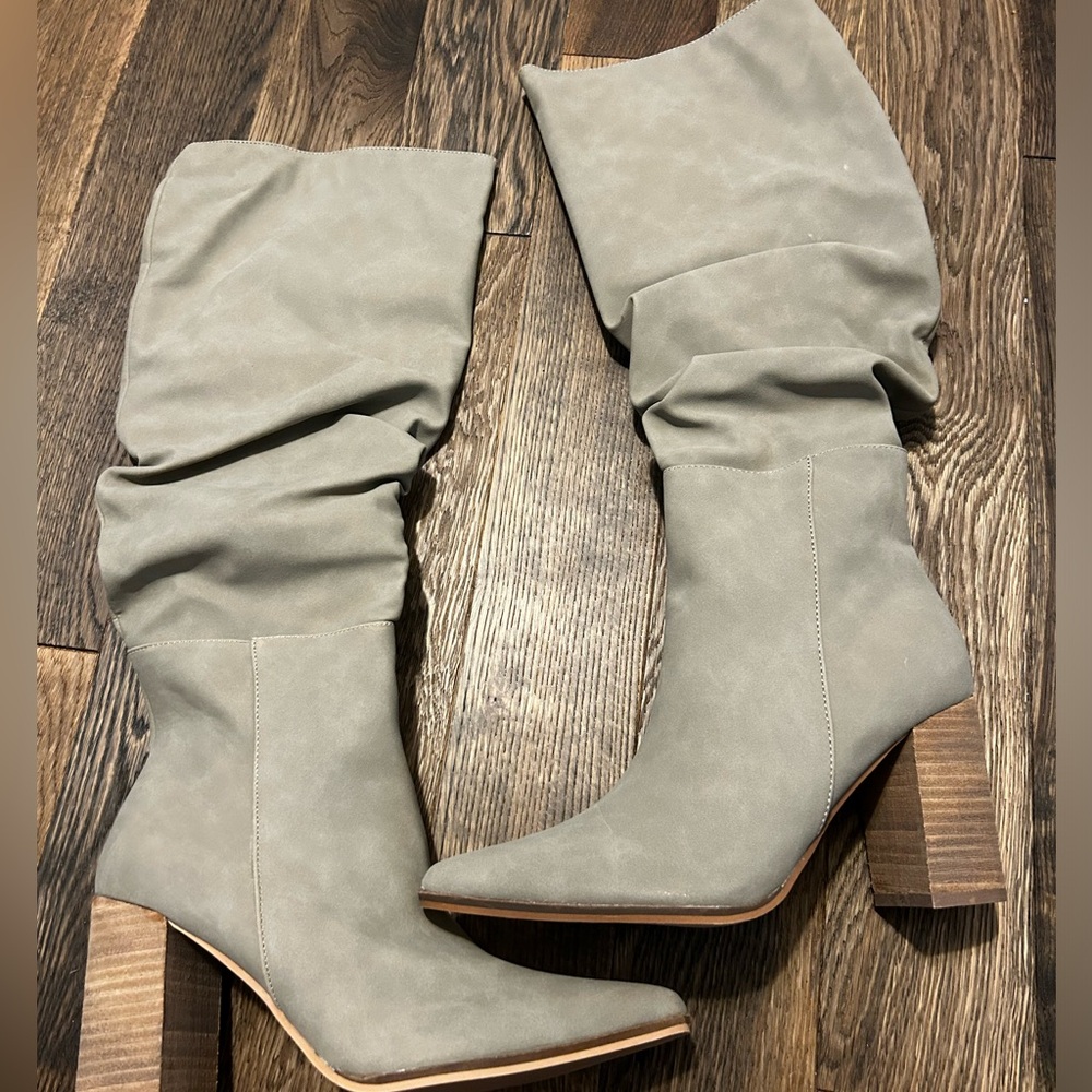 Women’s size 7 boots. Never wore.